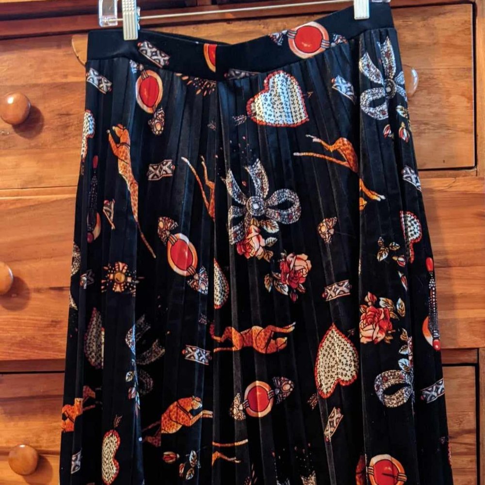 Beatiful velvet Anthropology skirt, perfect for the holidays